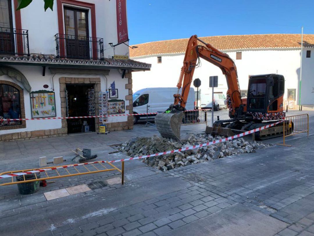 Una máquina excavadora actúa en la zona que está siendo reparada desde este lunes