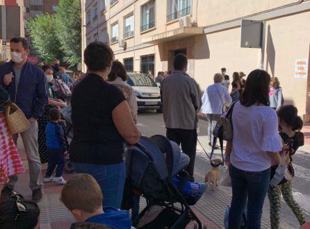 La AMPA del colegio ha publicado varias fotos en redes sociales denunciado la situación que viven cada día a la entrada y salida del colegio, donde niños y vehículos utilizan la calzada al mismo tiempo