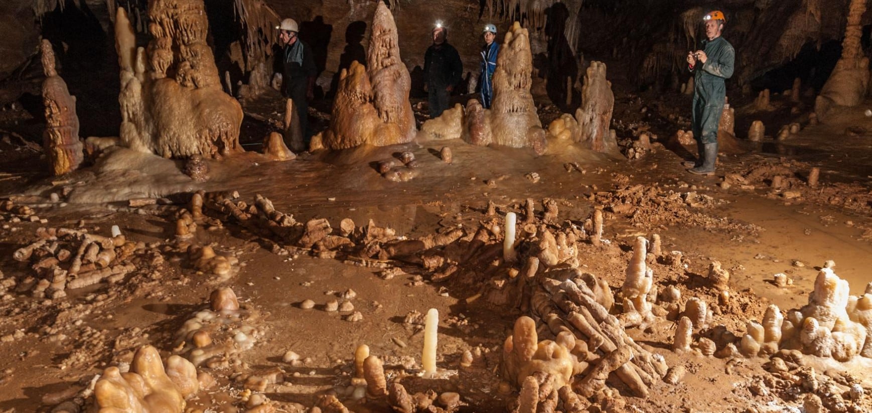 La más antigua construcción humana fue descubierta en Bruniquel (Francia), y fue realizada hace 176.000 años.