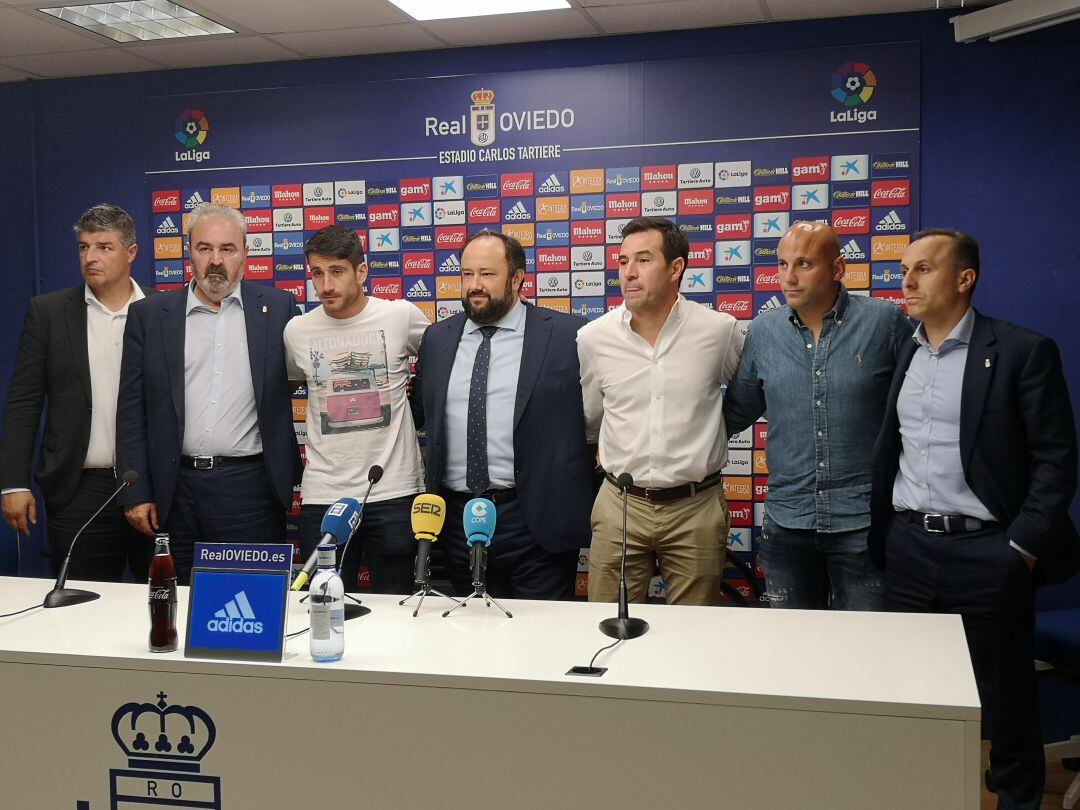 Joaquín del Olmo posa junto a varios miembros del club.