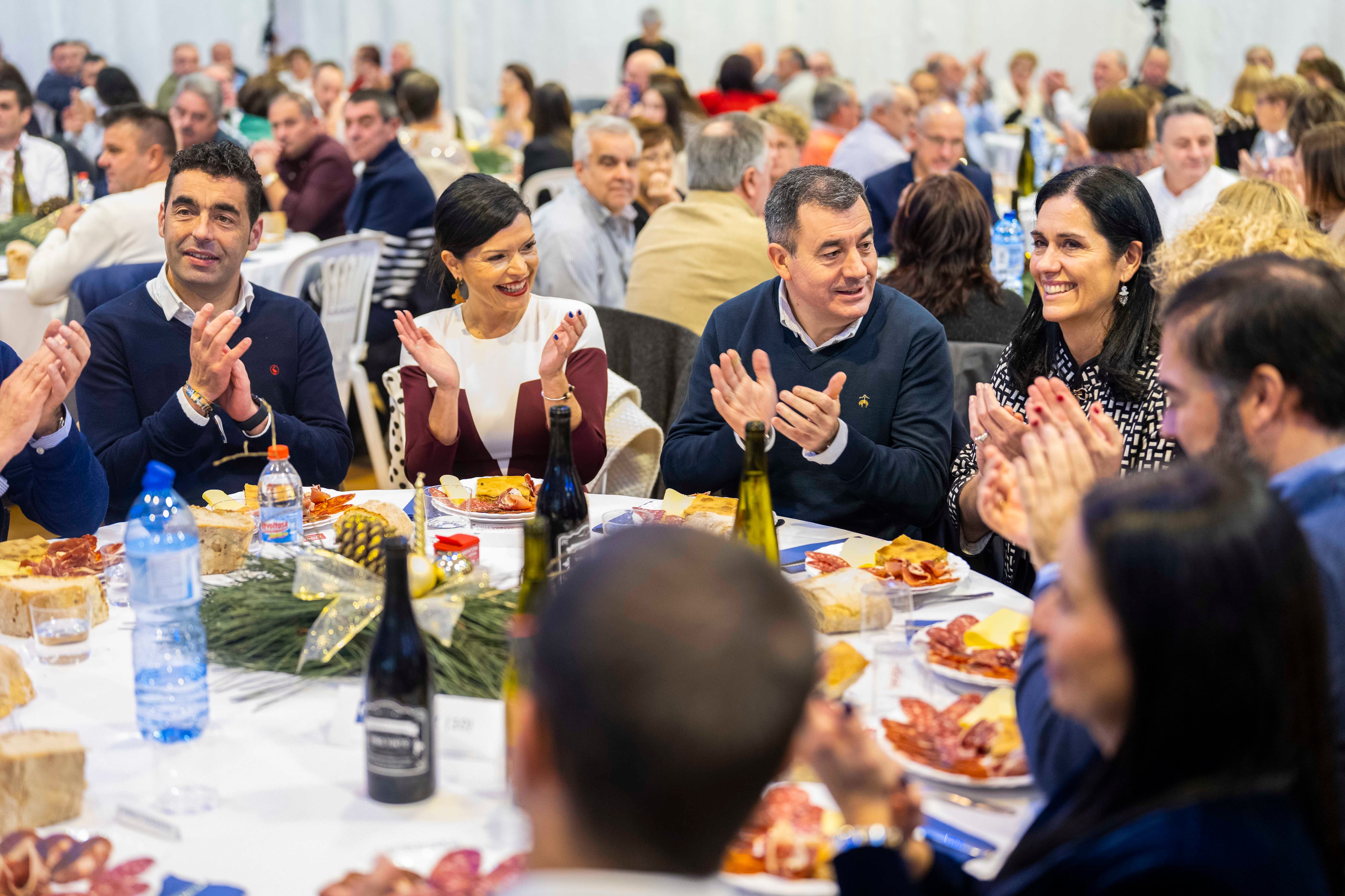 Paula Prado y Nidia Arévalo durante la cena de Navidad del PP de Mos