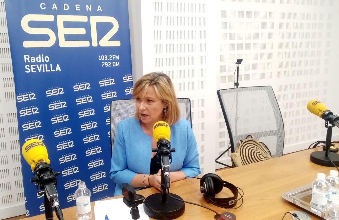 La presidenta de Patrimonio Nacional, Llanos Castellanos, en el estudio de Radio Sevilla