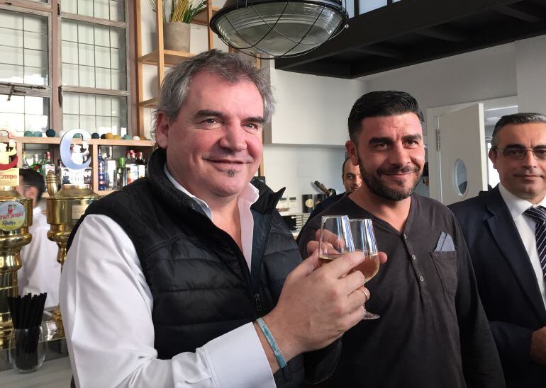 Manolo Vizcaino junto a Enrique Ortíz