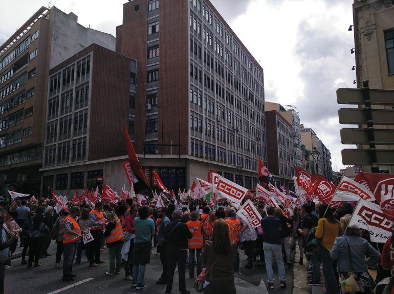 Manifestación de empleados de limpieza ante la sede de la CVE