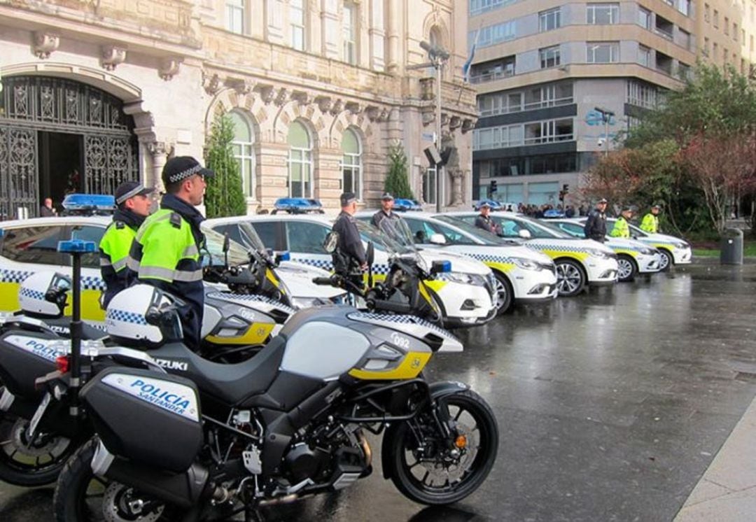 Efectivos de la policia local de Santander.