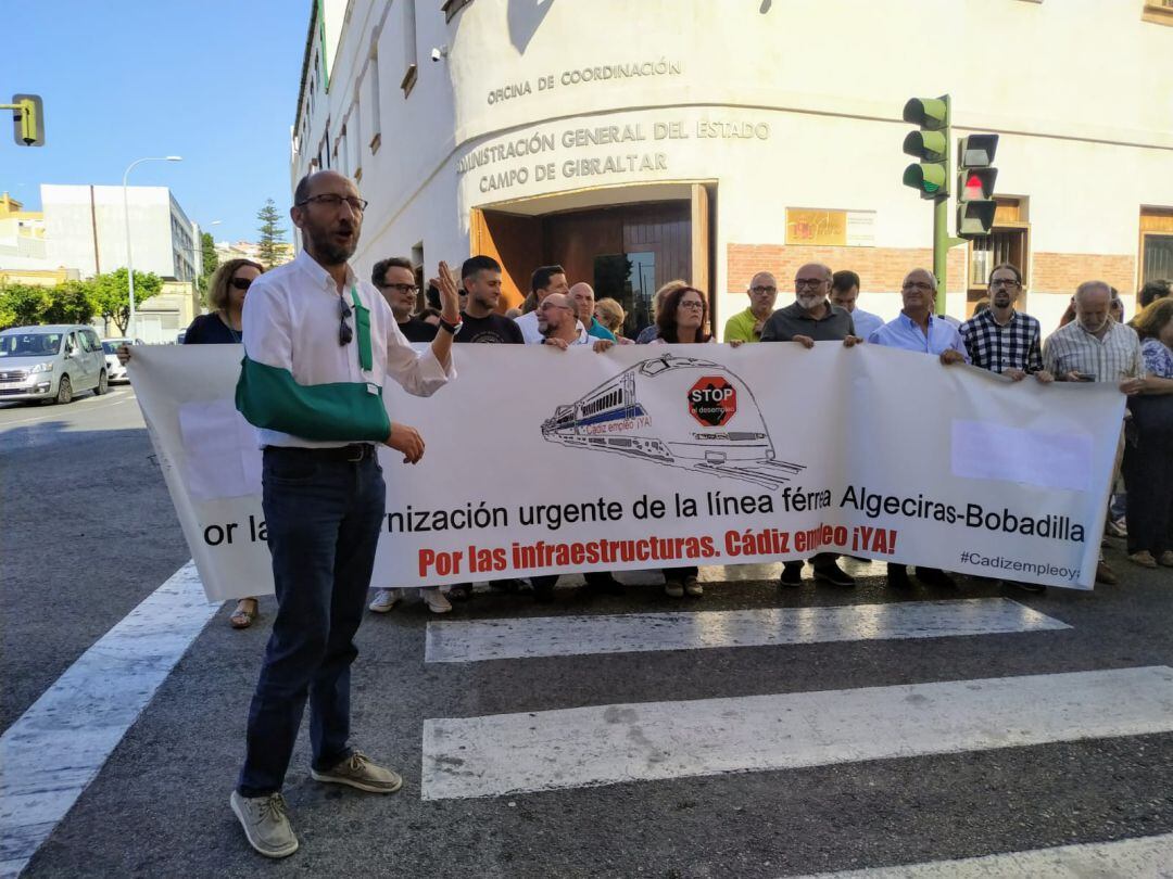 Manuel Triano, en primer término, en la concentración ante la oficina de la AGE en Algeciras.