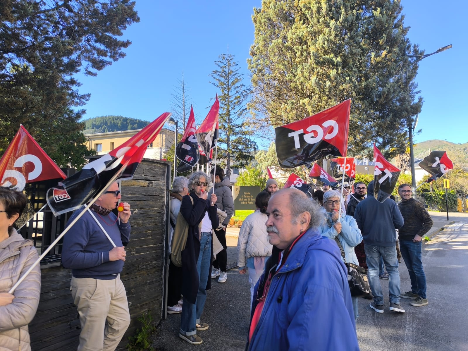 Concentración en Villafranca del Bierzo por un despido en Paradores