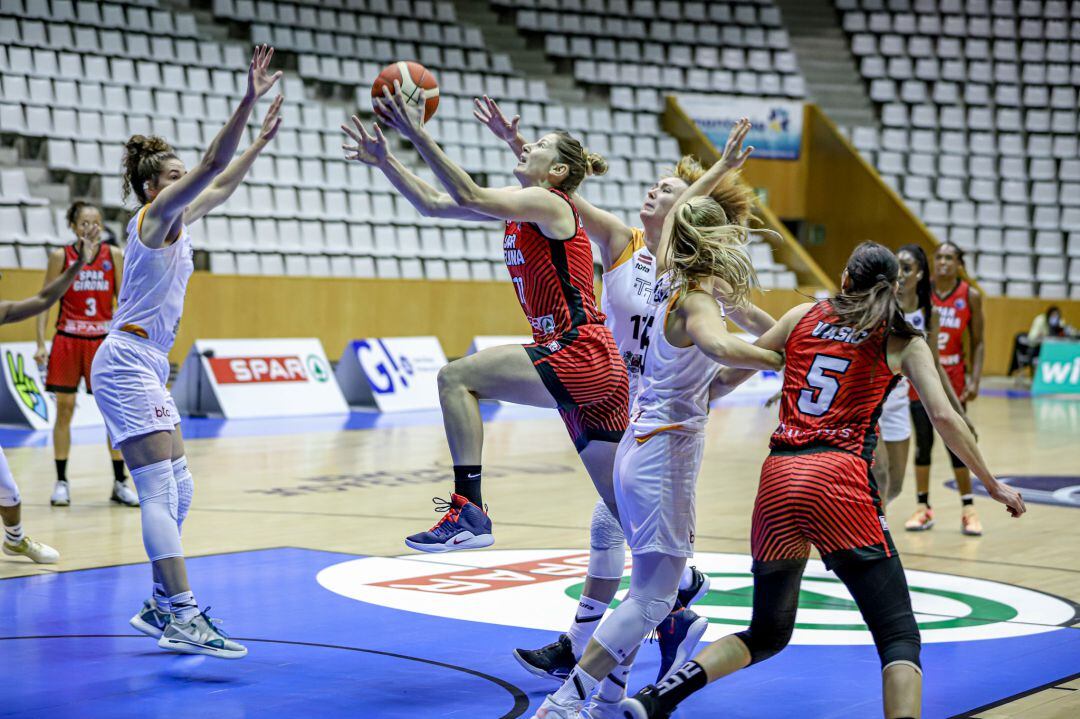 Labuckiene entrant a cistella.