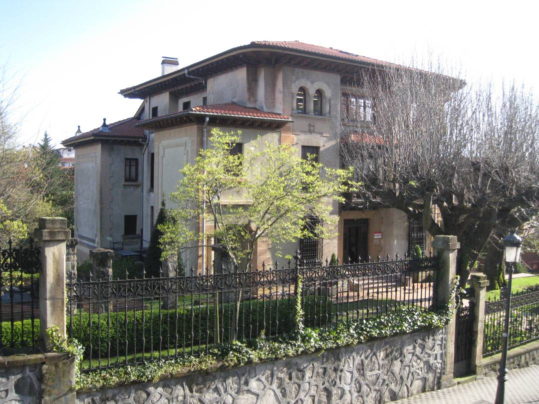 Edificio Ikust Alaia en el que se plantea habilitar un museo de la ciudad con  Luis Mariano como hilo conductor de la historia más reciente de Irun. 