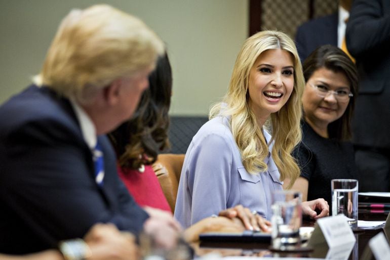 El presidente de Estados Unidos, Donald Trump (i), y su hija, Ivanka Trump (d), durante un encuentro con mujeres propietarias de pequeñas empresas