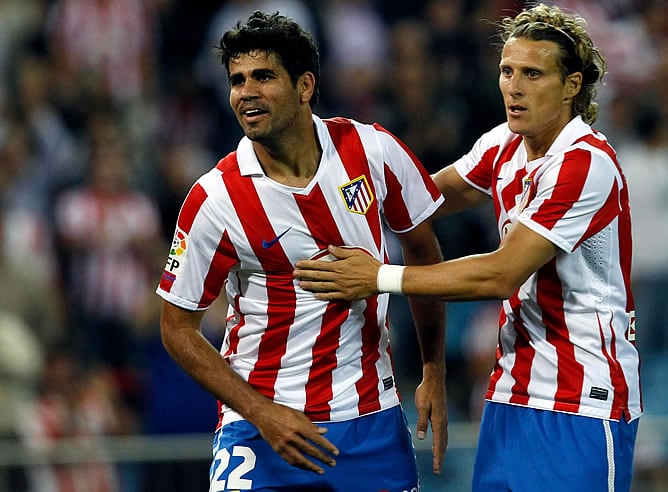 Forlán abraza a Diego Costa tras el gol