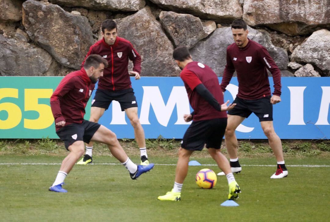Los jugadores del Athletic Club Beñat, (i) junto a Suseta (2i) y Aduriz (d) durante el entrenamiento realizado hoy por el Athletic Club para preparar el partido liguero del sábado ante el Valencia en San Mamé