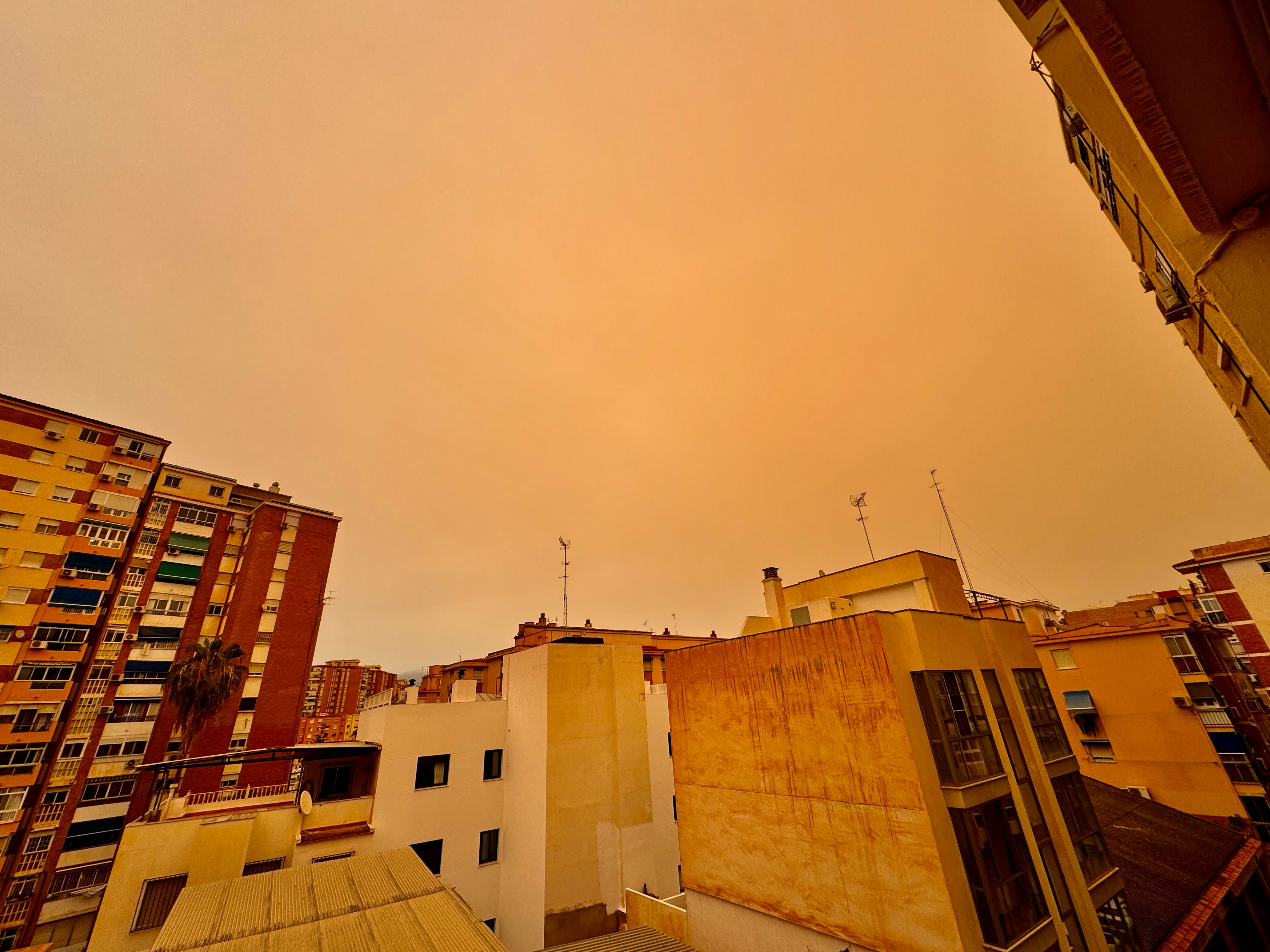 El cielo naranja este jueves en Málaga