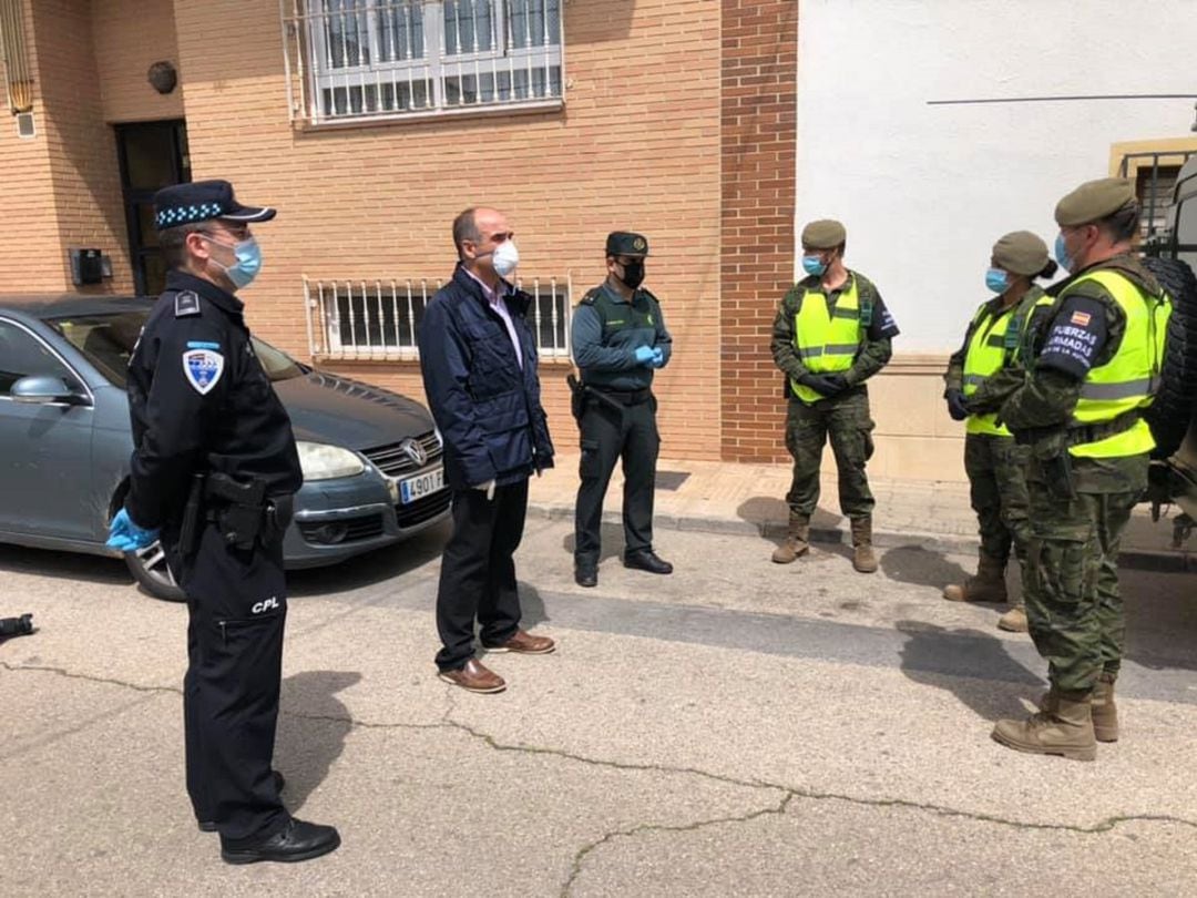 Valentín Bueno con Policía, militares y Guardia Civil