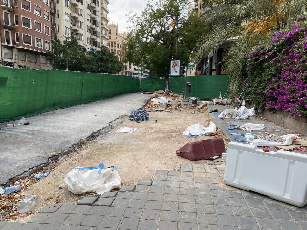 Estado actual de las obras de retirada del surtidor de gasolina de la calle Xàtiva de València.