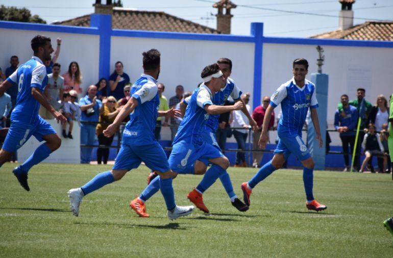 Canty celebrando su gol con el resto de sus compañeros 