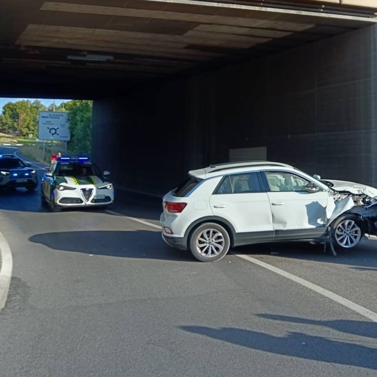 Una conductora choca contra el muro del puente de la A-31 en Petrer tras quedarse dormida