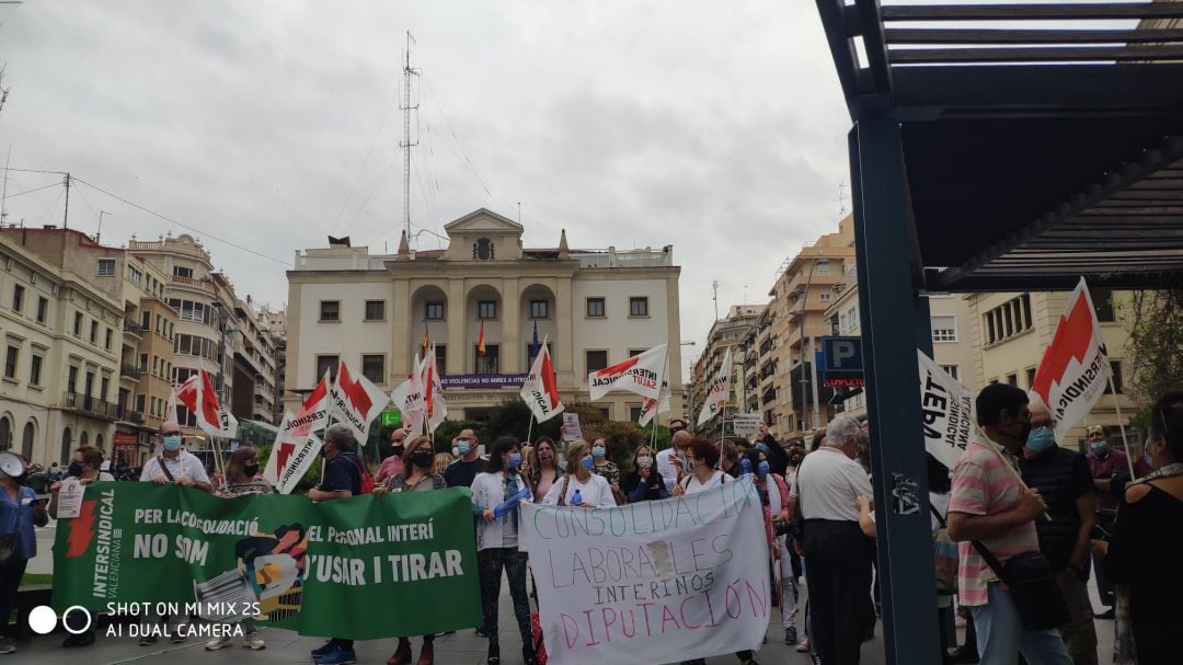 Concentración esta mañana de trabajadores interinos ante la Subdelegación de Gobierno de Alicante.