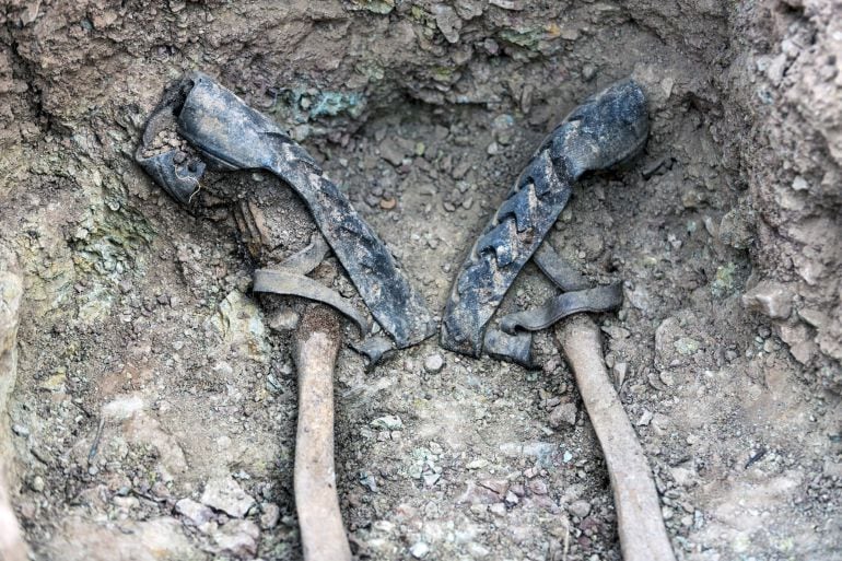 Las albarcas de una persona ejecutada en el cementerio de Pomer.