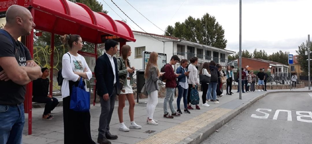 Vecinos de San Agustín de Guadalix haciendo cola para acceder al autobús