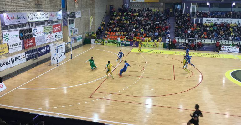 Un instante del partido disputado entre el Jaén Paraíso Interior y el Santiago Futsal en La Salobreja.