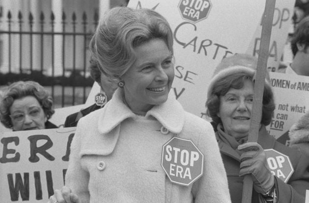 La activista Phyllis Schafly, con el eslogan ‘Stop ERA’, liderando el movimiento contra la aprobación de la Enmienda de Igualdad de Derechos, en 1977.