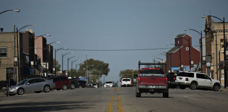 Un vehículo cruza el distrito de Garner, en Iowa (EE. UU.)