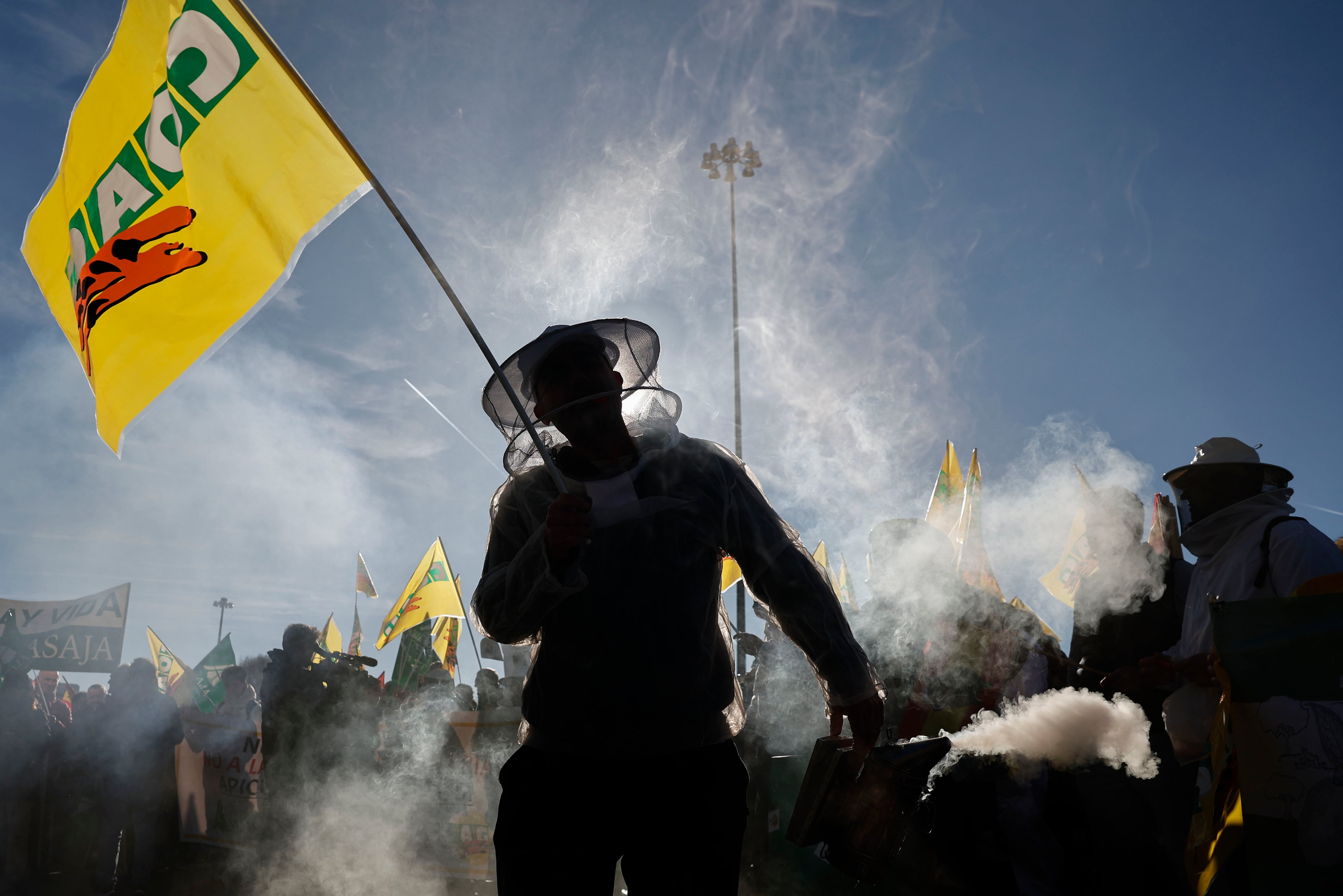 Varios miles de agricultores se concentraron ante la sede del Ministerio de Agricultura para protestar por los acuerdos de libre comercio.