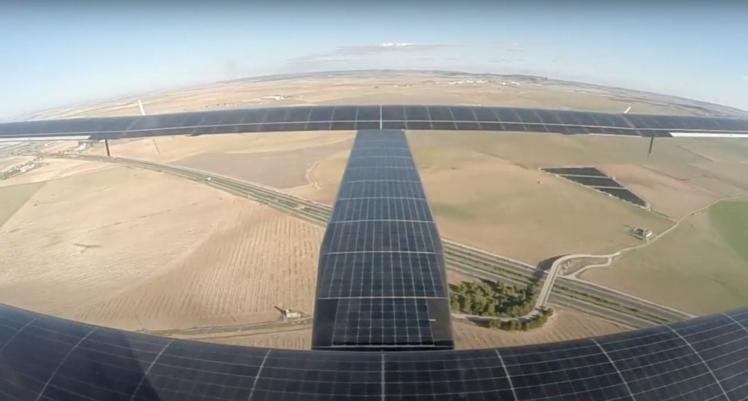 Imagen del primer vuelo de la aeronave no tripulada y propulsada por energía solar 