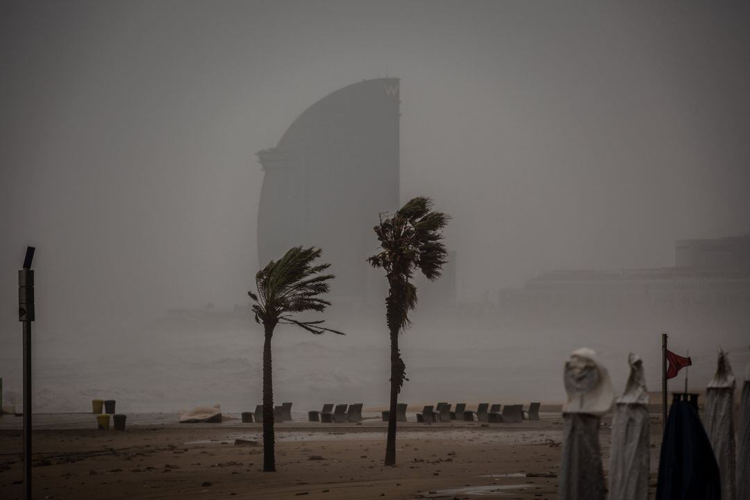 Imagen de la playa de la Barceloneta durante el paso de la borrasca &#039;Gloria&#039; que ha dejado fuertes rachas de viento y lluvia, a 21 de enero de 2020.