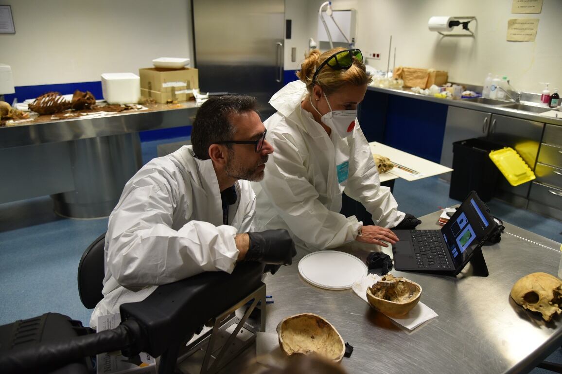 Els Mossos utilitzen l'IForenLIBS per detectar vestigis de trets en restes humanes