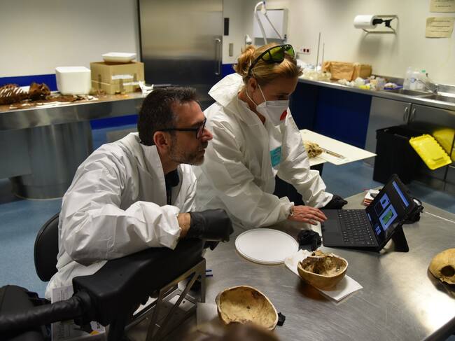 Els Mossos utilitzen l'IForenLIBS per detectar vestigis de trets en restes humanes