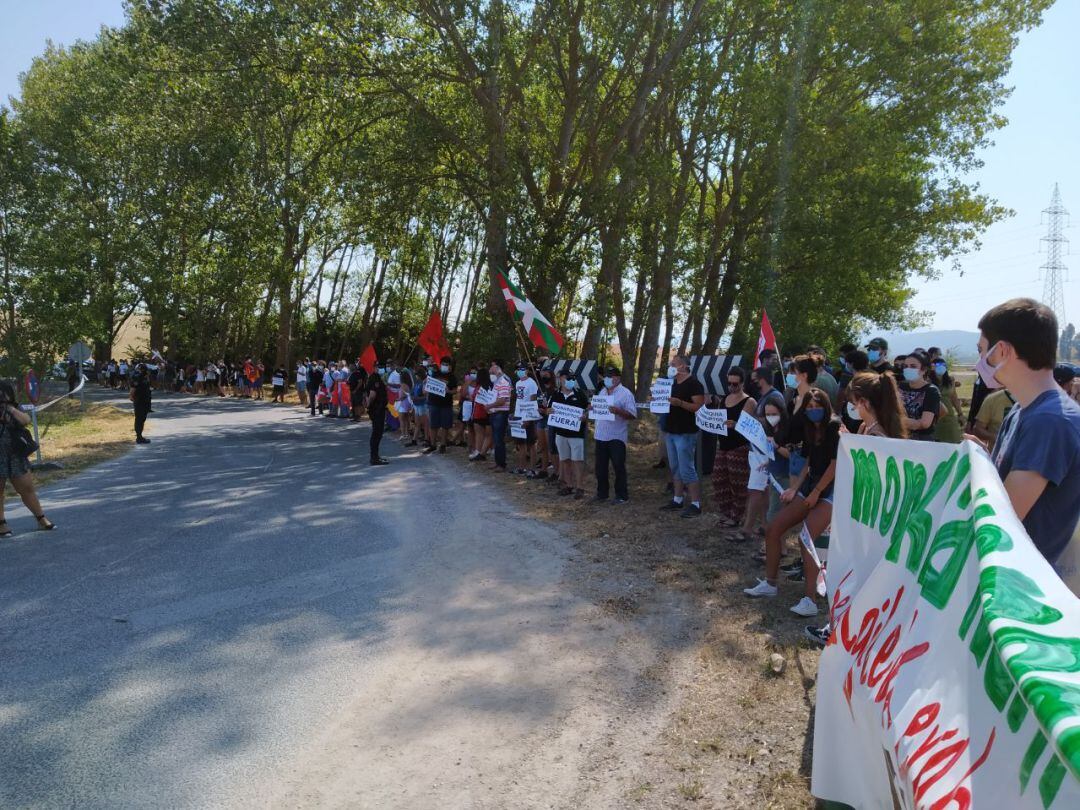 ELA y LAB protestan por la presencia de los reyes en Navarra