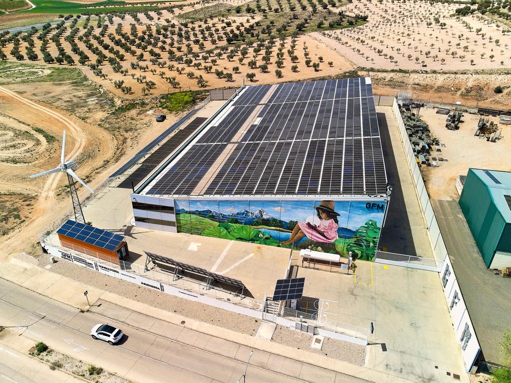 Vista aérea de la sede central de GFM Fotovoltaica en Villacañas, Toledo