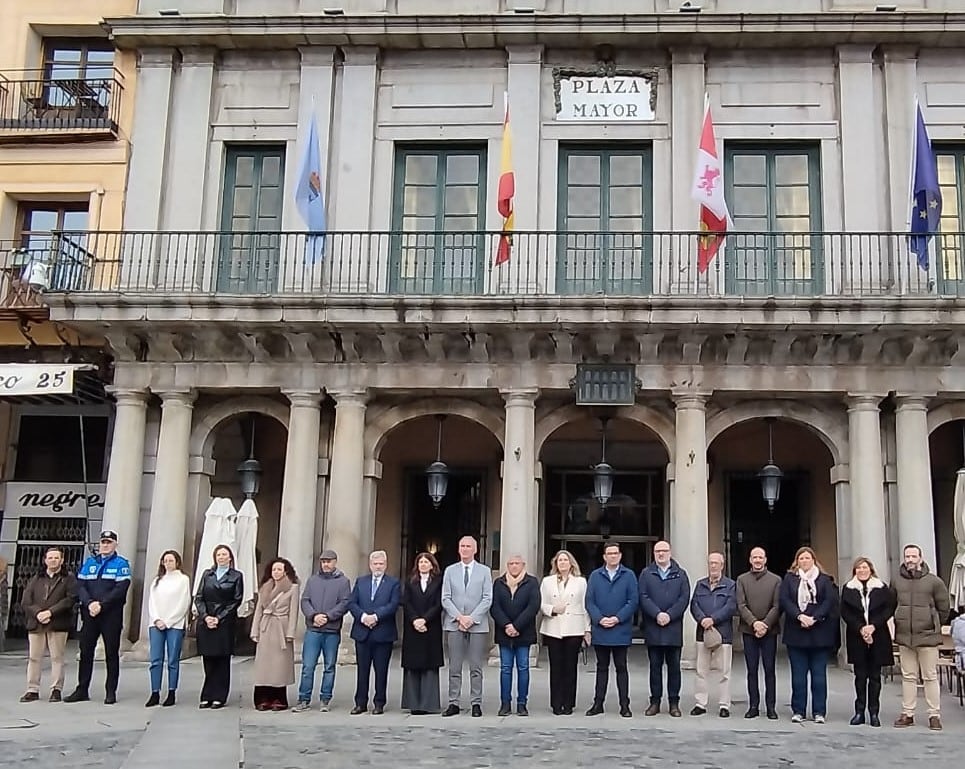 Imágenes del minuto de silencio a las puertas del Ayuntamiento de Segovia en este 11 de marzo de 2026