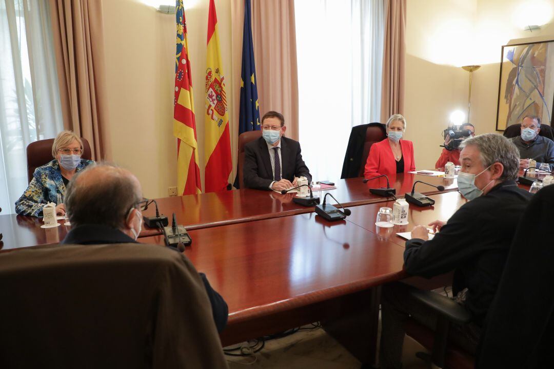 El president de la Generalitat, Ximo Puig, junto a la consellera de Sanitat, Ana Barceló
