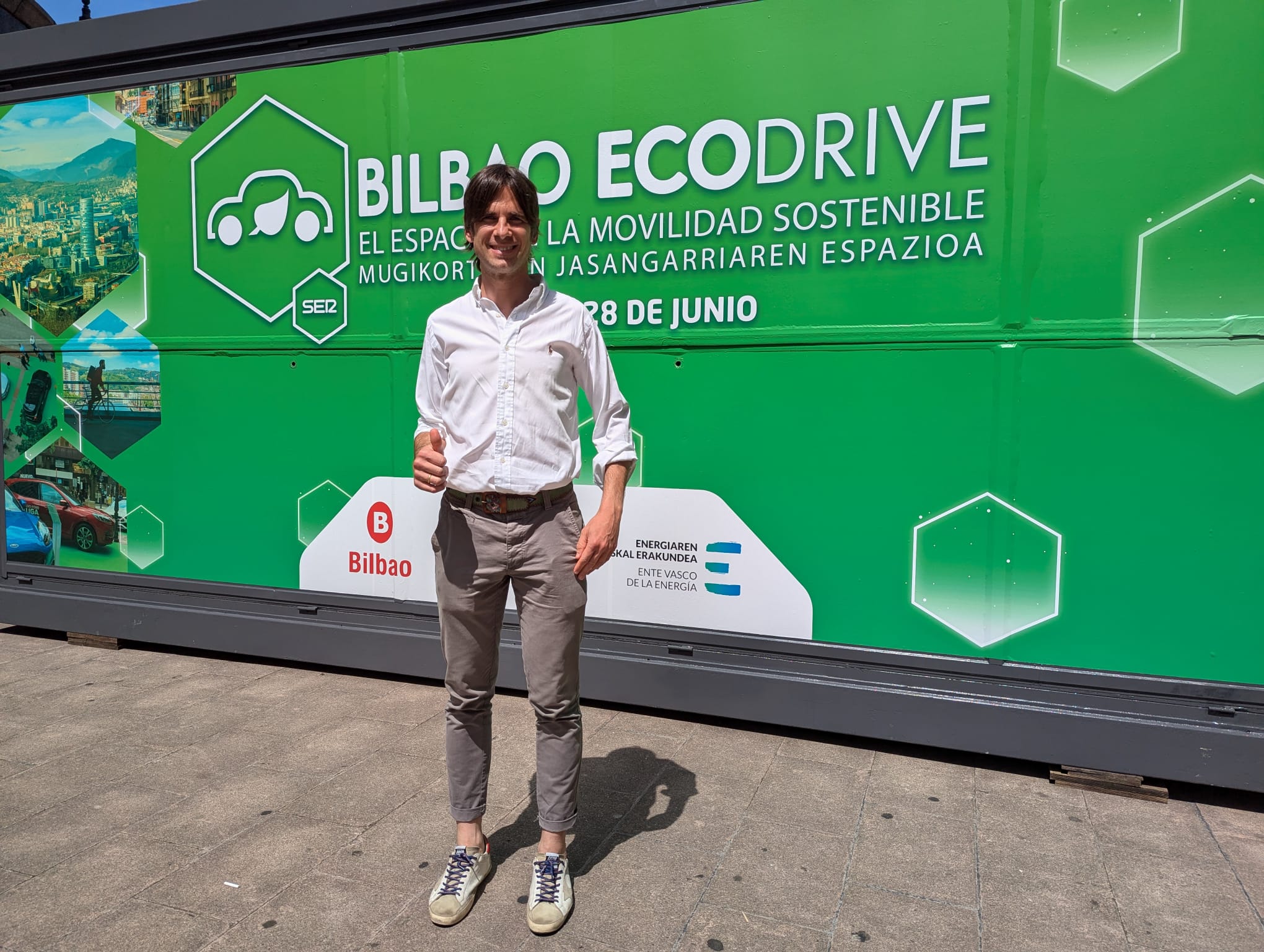 El piloto Joseba Iraola ha visitado SER Deportivos Bilbao en la semana de Bilbao ECOdrive. / Radio Bilbao