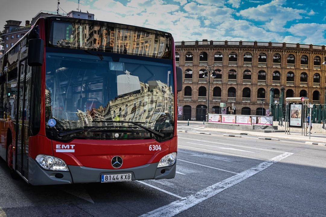 Autobús de la nueva línea C1 de la EMT de València, que une el centro histórico de la ciudad y pasa por la peatonalizada plaza del Ayuntamiento