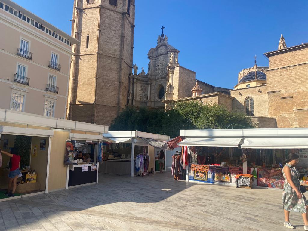 Mercadillo de Apainf en la plaza de la Reina de València