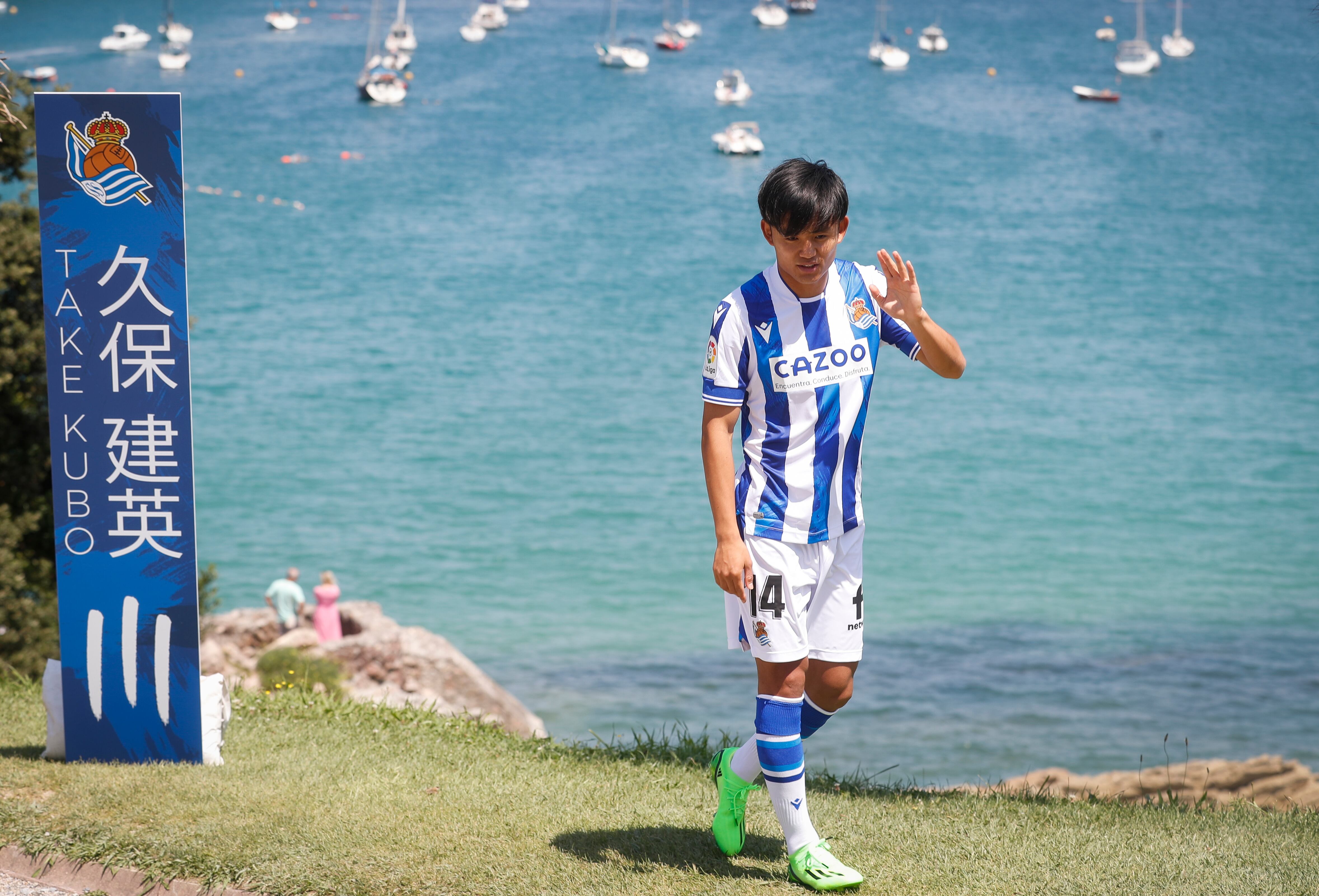 GRAFCAV8049. SAN SEBASTIÁN, 19/07/2022.- El centrocampista japonés Takefusa Kubo ha sido presentado este martes como nuevo jugador de la Real Sociedad.EFE/ Juan Herrero
