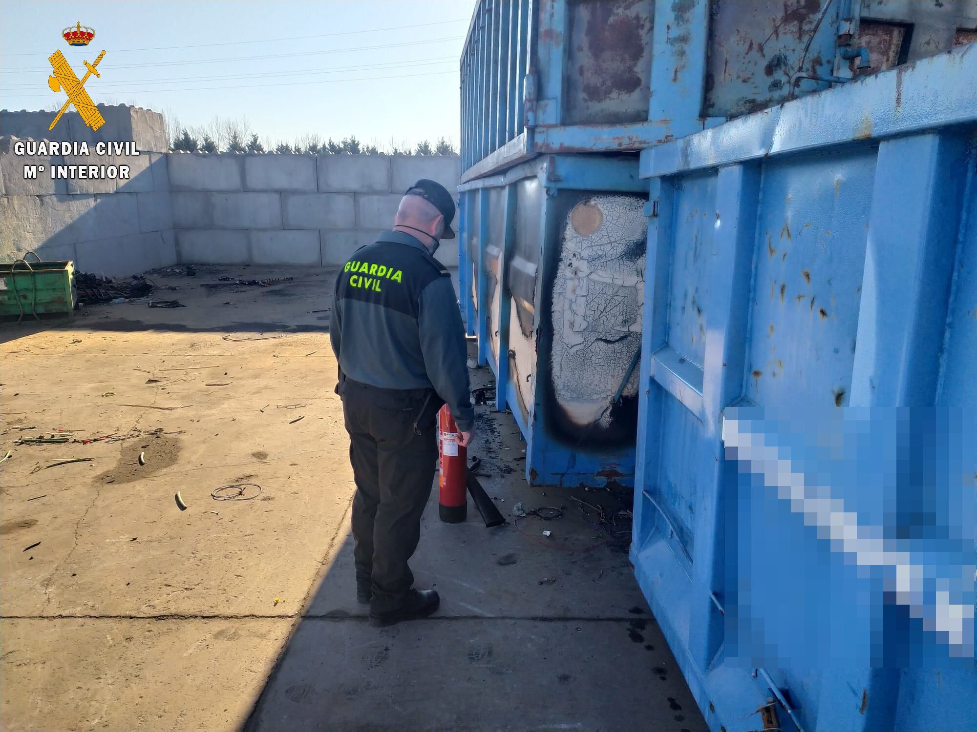 Imagen de los contenedores localizados en una empresa de Magaz