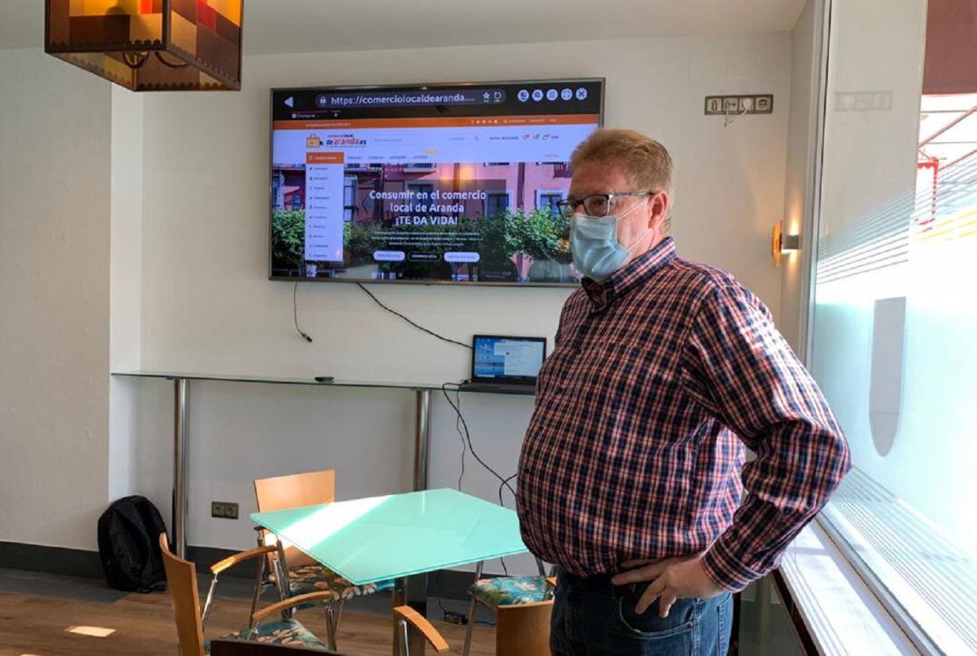 Gabriel, con la web de comercio local de fondo