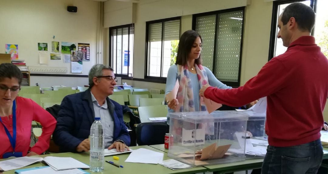 Una de las 4 mesas electorales instaladas en el colegio electoral &quot;Jose María de la Fuente&quot;