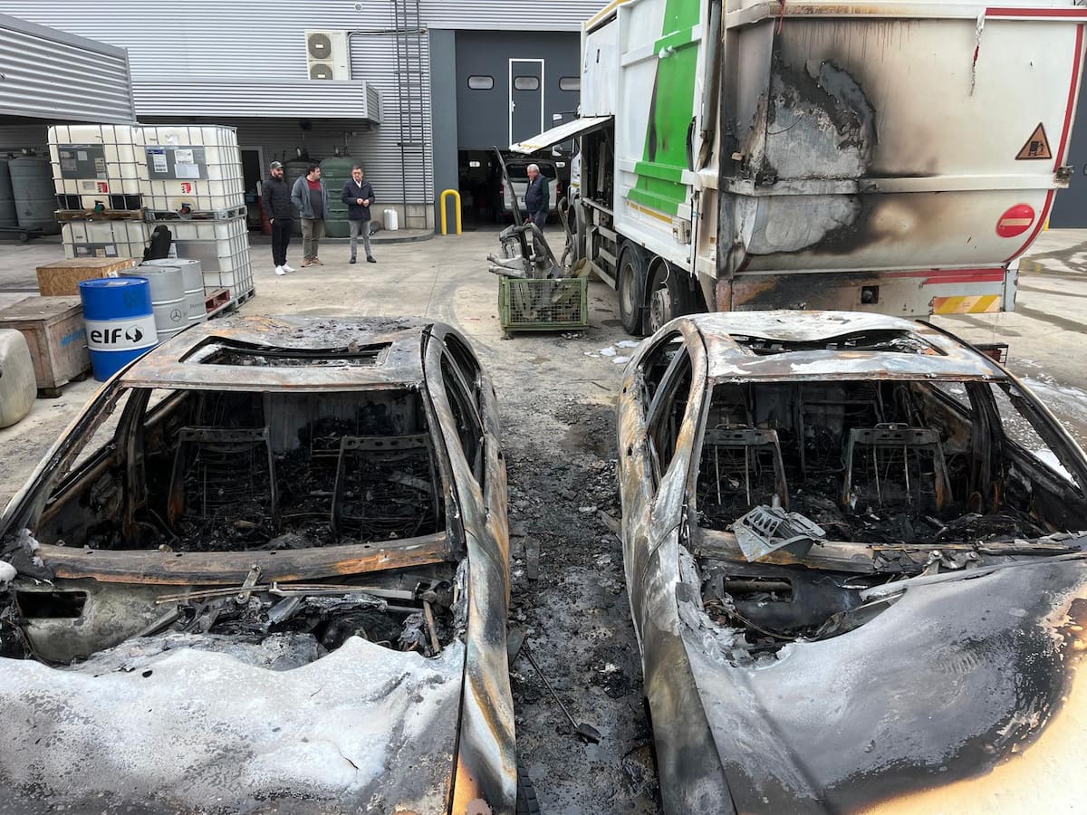 Un incendio calcina dos turismos a la puerta de un taller