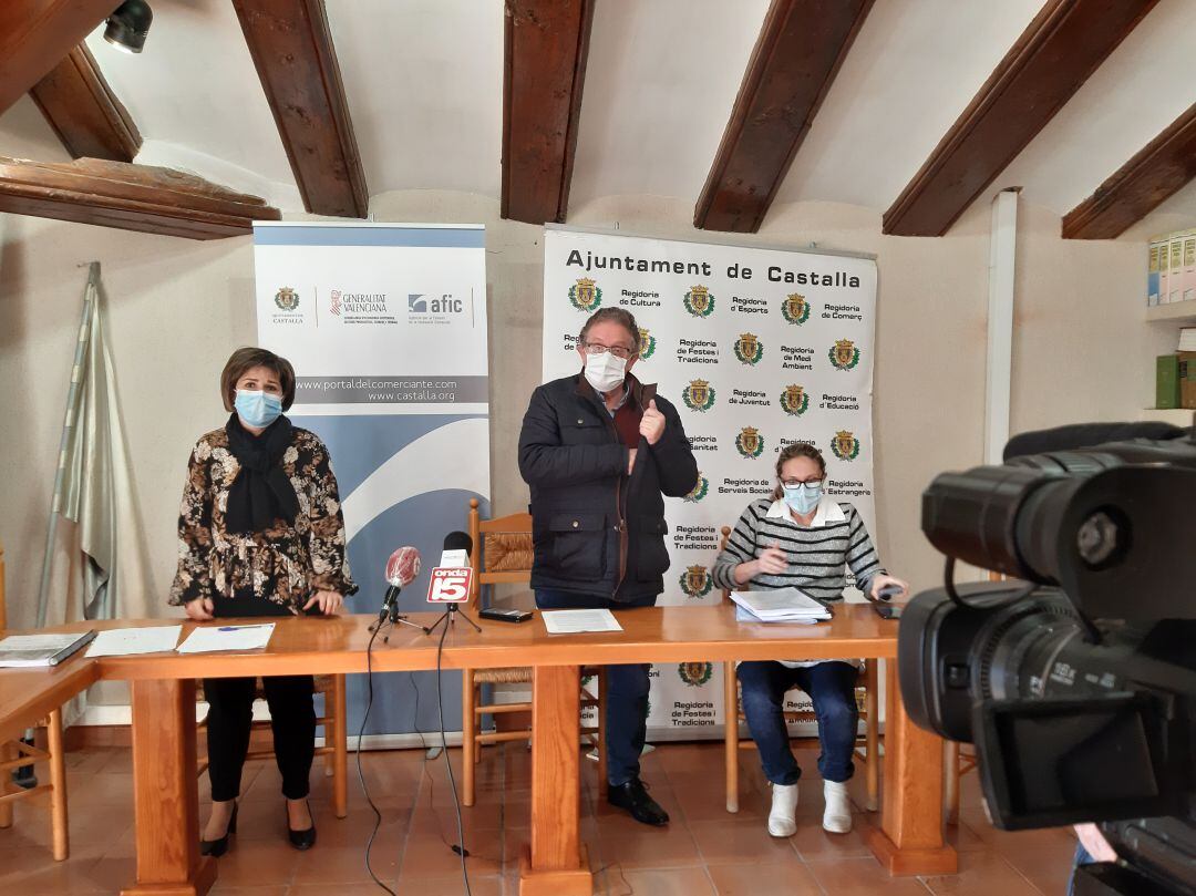 Maite Gimeno, edil de Servicios Sociales, el alcalde Antonio Bernabeu y Gema Sánchez, edil de Hacienda, en la presentación de los presupuestos de 2021.