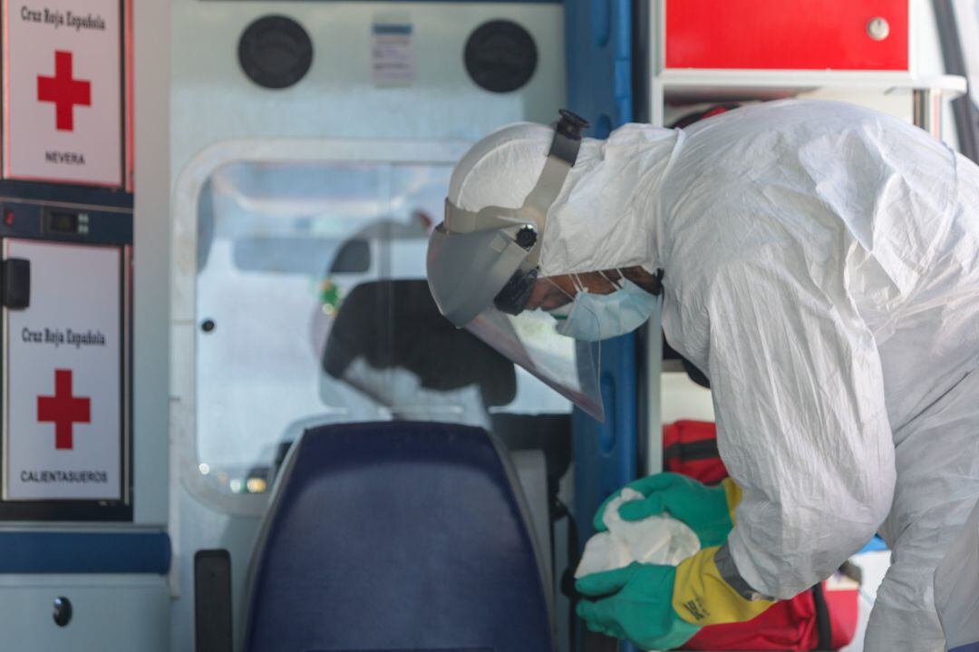 Un sanitario desempeña su trabajo protegido con un EPI.