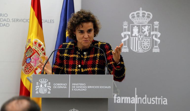 La ministra de Sanidad, Servicios Sociales e Igualdad, Dolors Montserrat, durante su intervención tras la firma de renovación del convenio de colaboración entre la Administración General del Estado y la industria farmacéutica