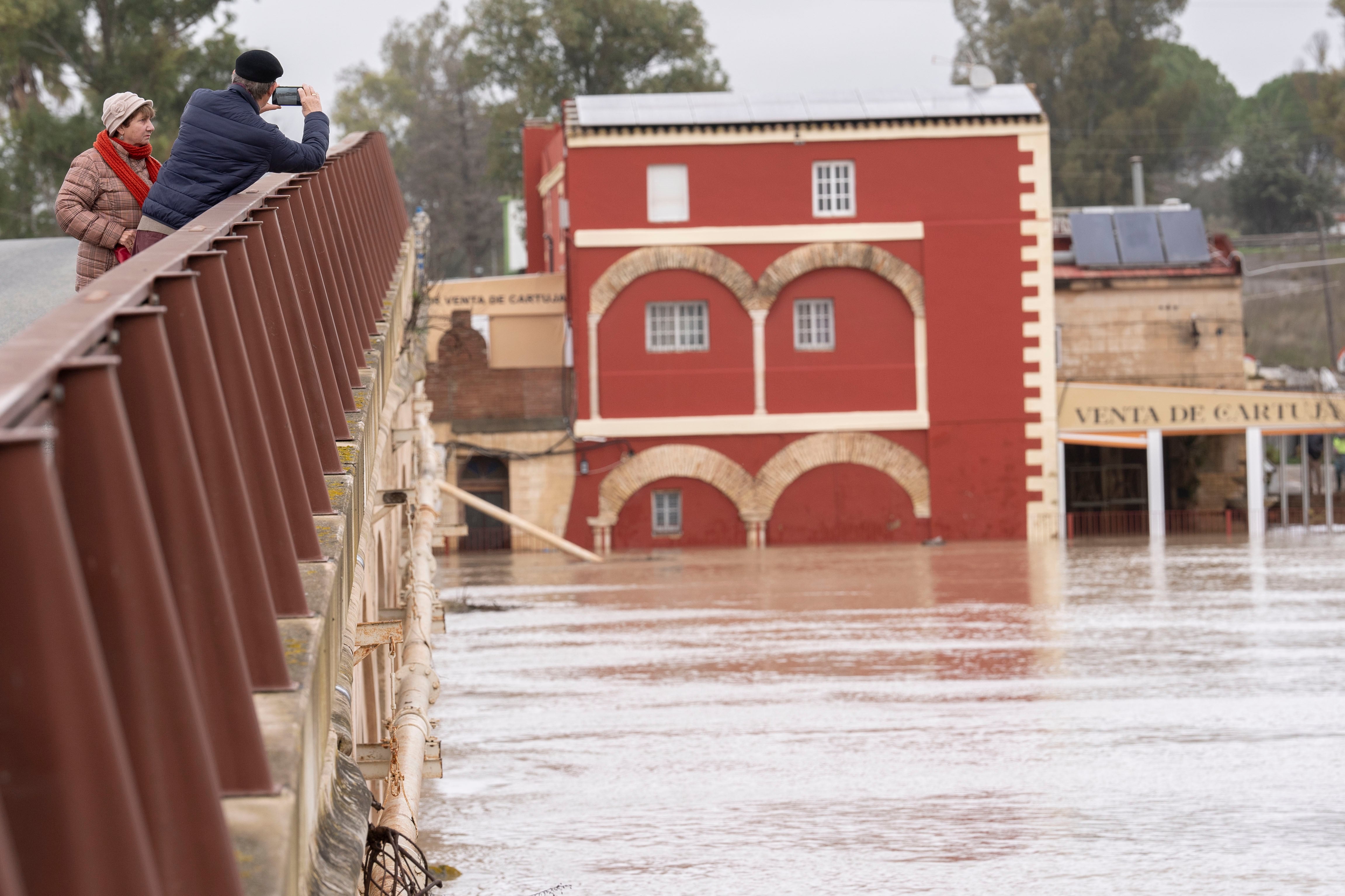  Zonas inundadas en la rivera del río Guadalete en Jerez de la Frontera (Cádiz), este viernes. EFE/Roman Ríos