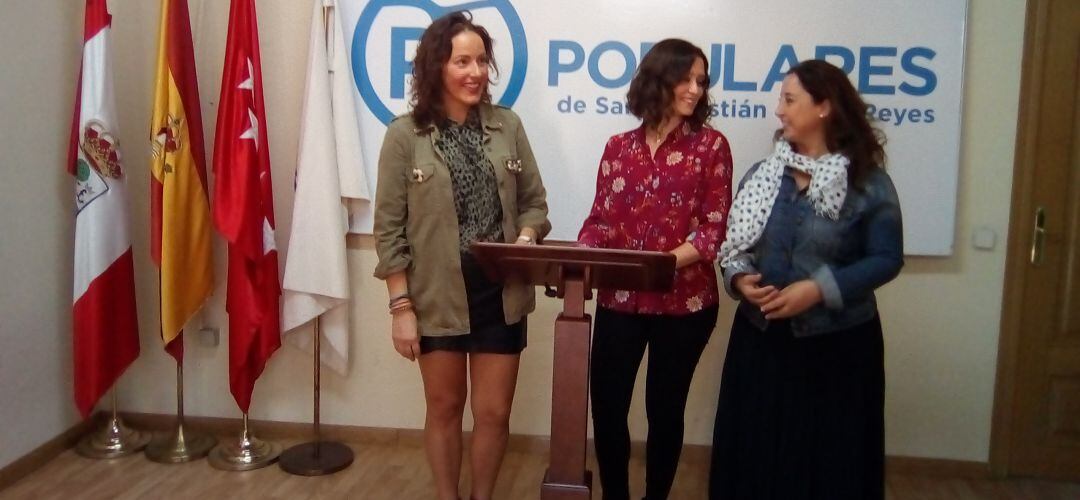 Lucía Fernández y Mar Escudero (PP Sanse) e Isabel Díaz Ayuso (PP Madrid)