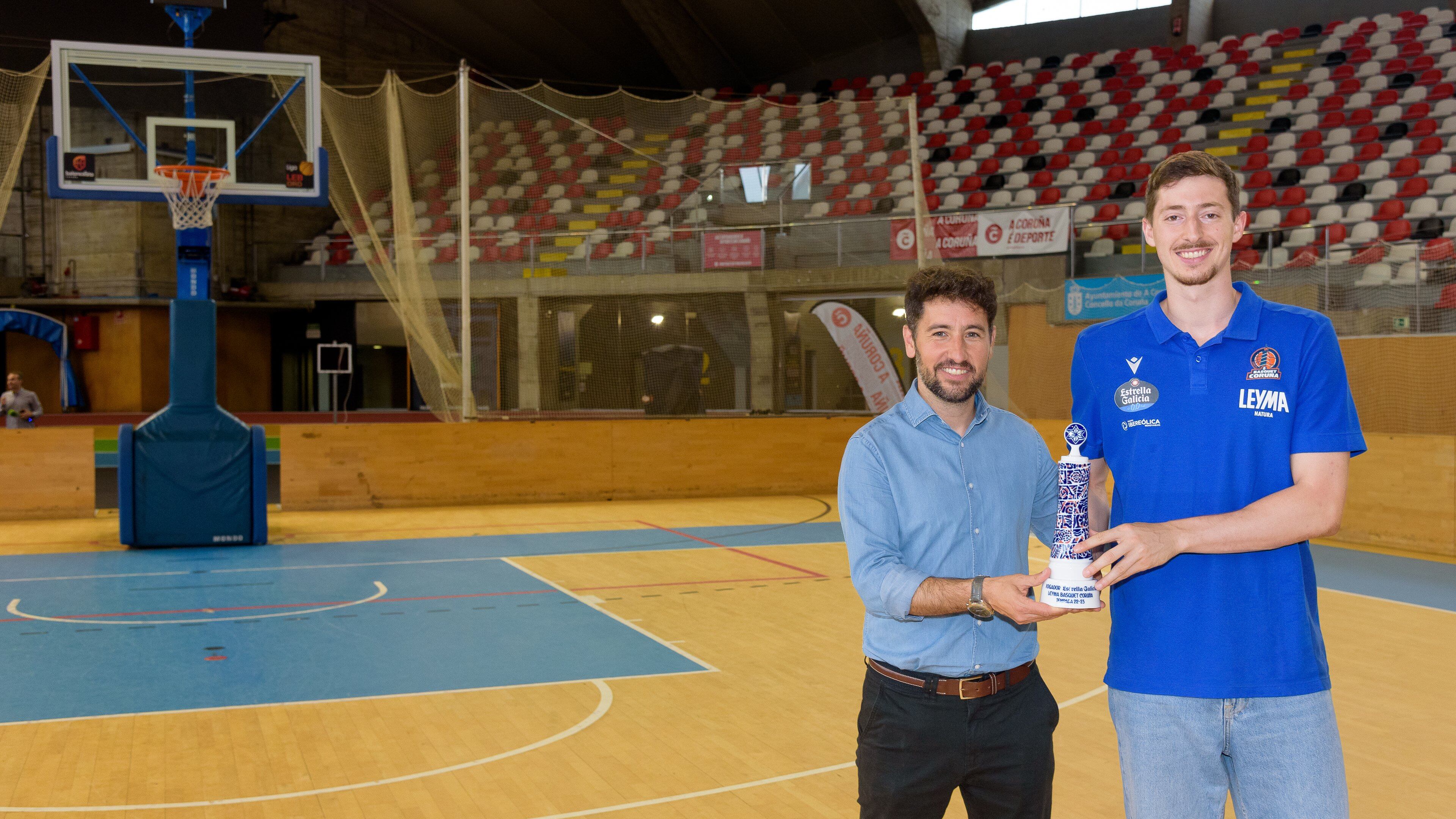 Aleix Font recibe al premio al mejor jugador del Básquet Coruña